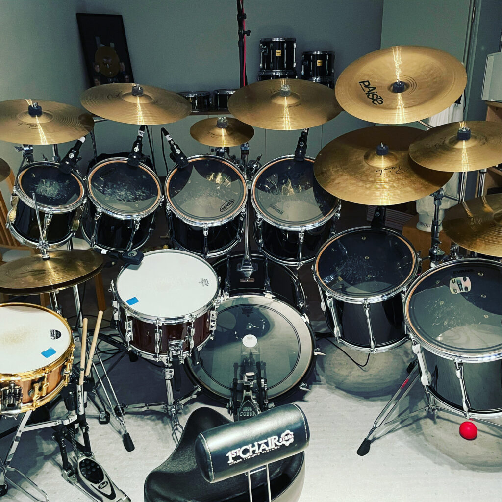 The Picture shows a massive drum set with 6 Toms, 2 Snares and a bass drum.